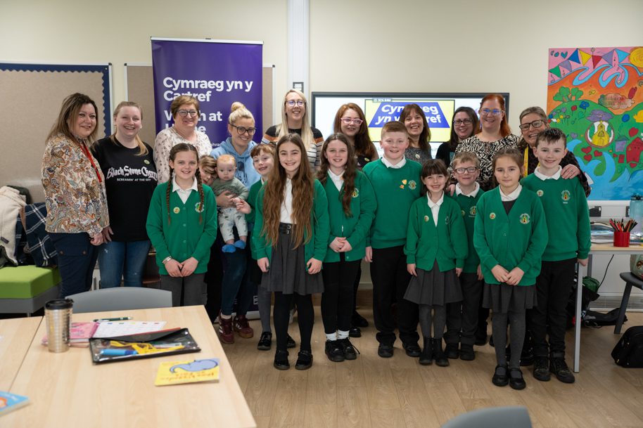 Parents and children learning Welsh group photo
