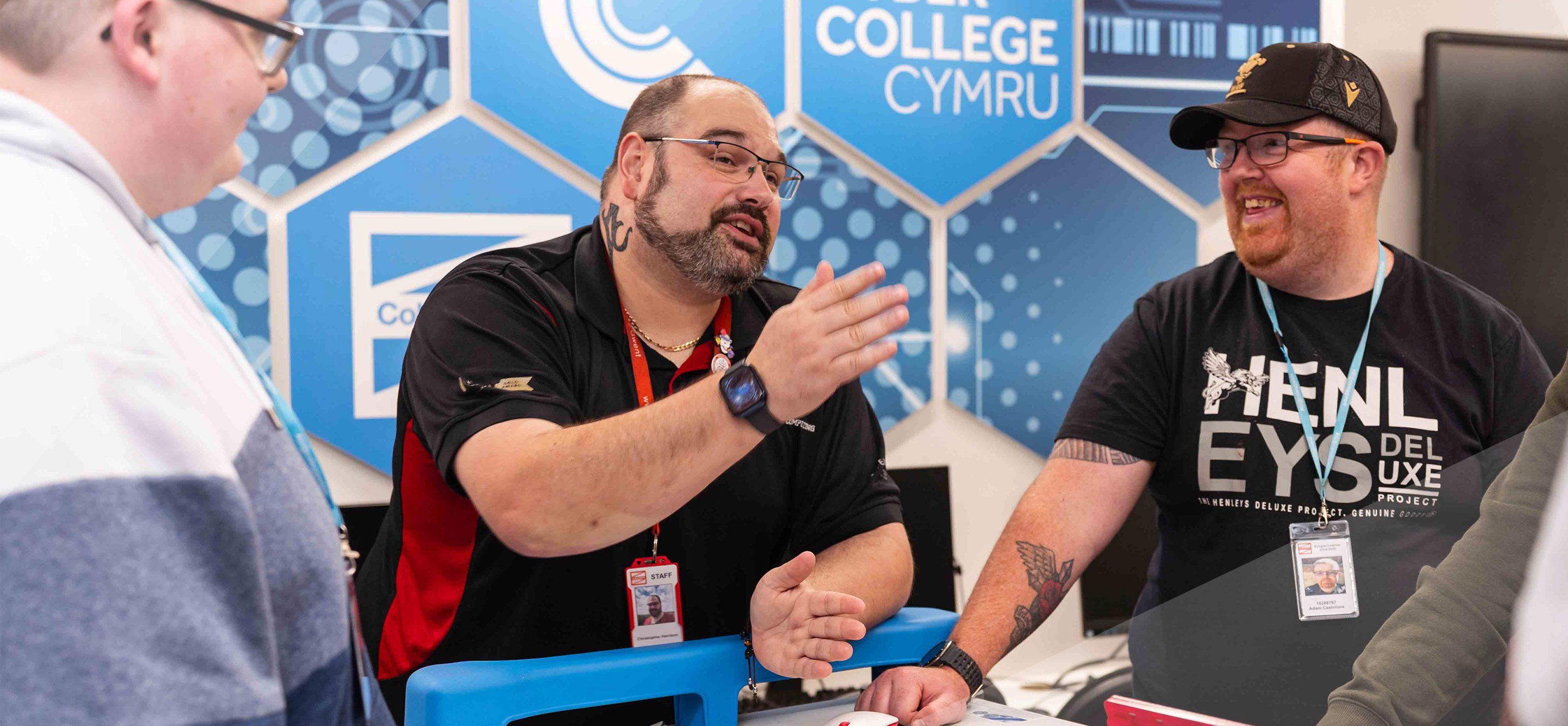 Tutor and student in the Cyber Hub